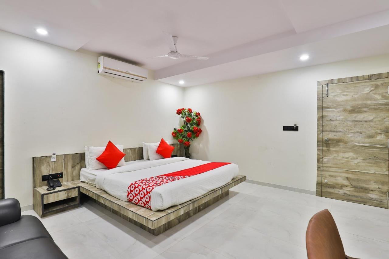 Oyo 23540 Hotel Suryakant Rajkot Exterior foto